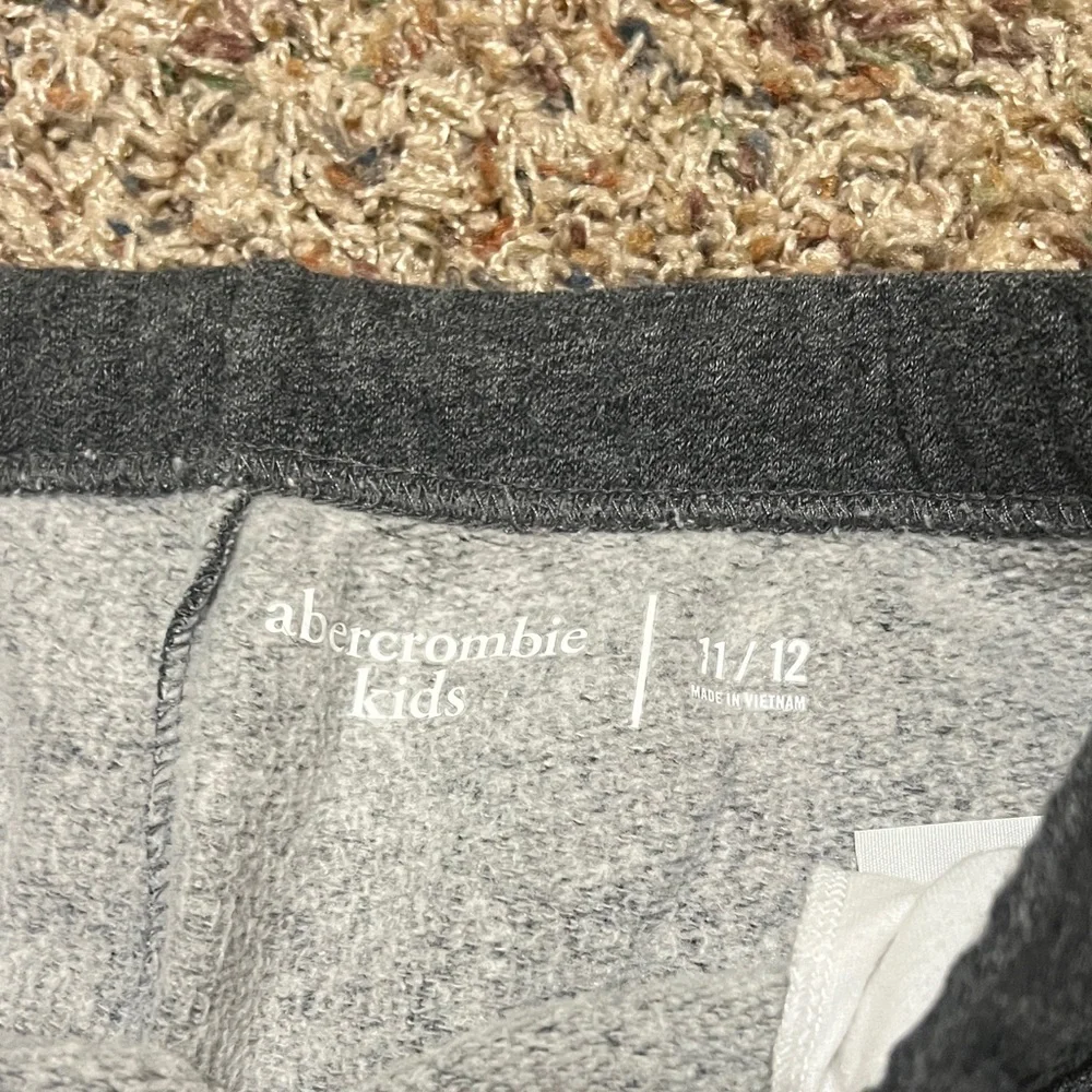Abercrombie Kids Charcoal and Cream Joggers and wide leg fleece - Picture 4 of 4
